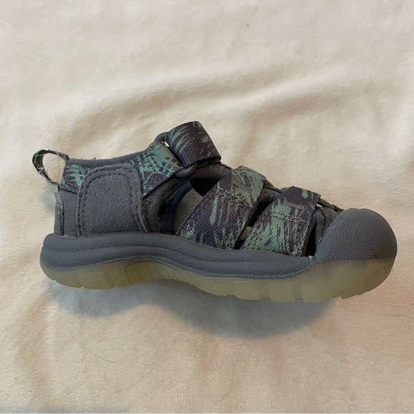 KEEN Newport grey and glow in the dark shoes - Picture 2 of 8